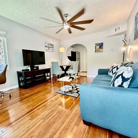 Las Olas Central Oasis, Pool, Parking, Remodeled